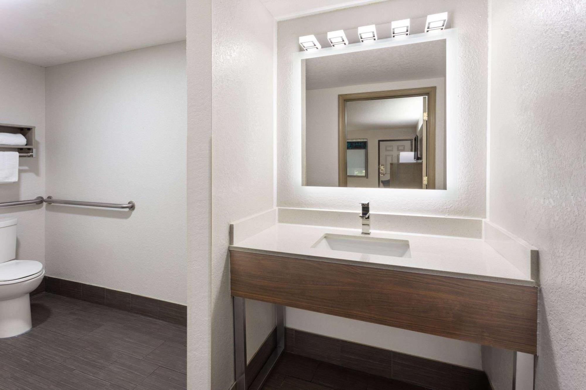 Super 8 By Wyndham Prattville Montgomery Eksteriør billede